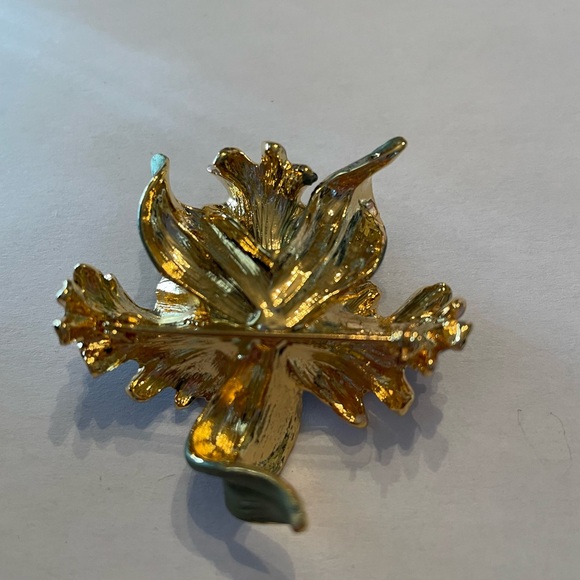 Gorgeous Iris flower pin - Picture 3 of 3